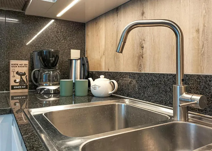 1 Bedroom Lovely In Apartment